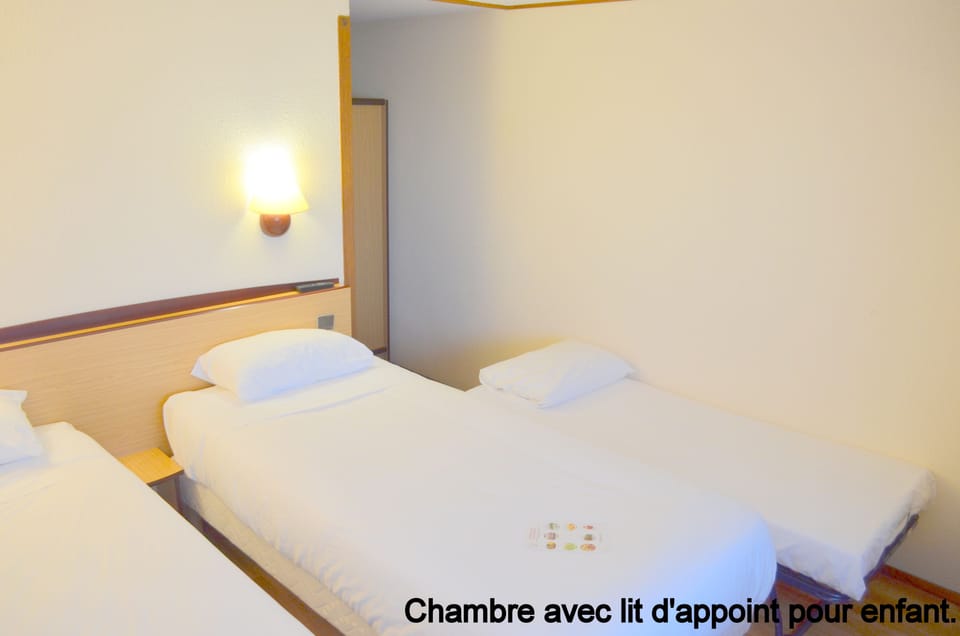 Triple Room | Premium bedding, desk, soundproofing, free WiFi