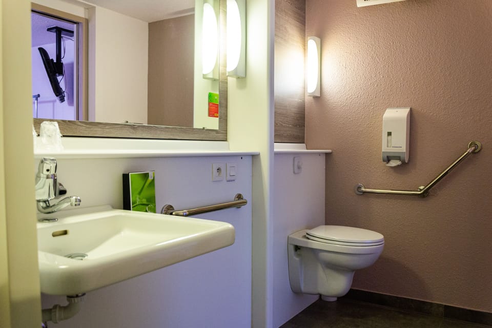 Comfort Double Room, 1 Queen Bed | Bathroom | Free toiletries, hair dryer, towels