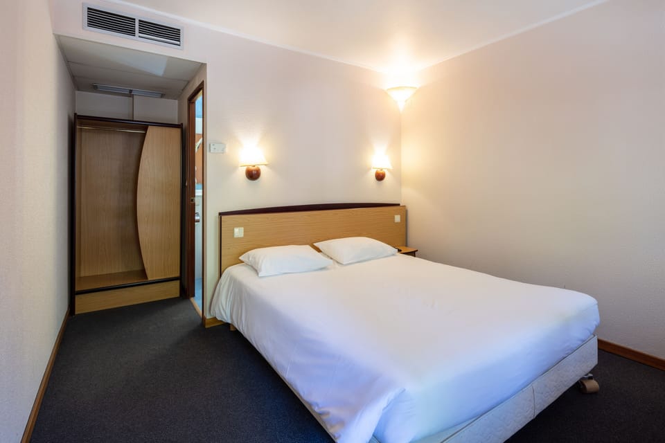 Standard Room, 1 Double Bed | In-room safe, desk, blackout drapes, iron/ironing board