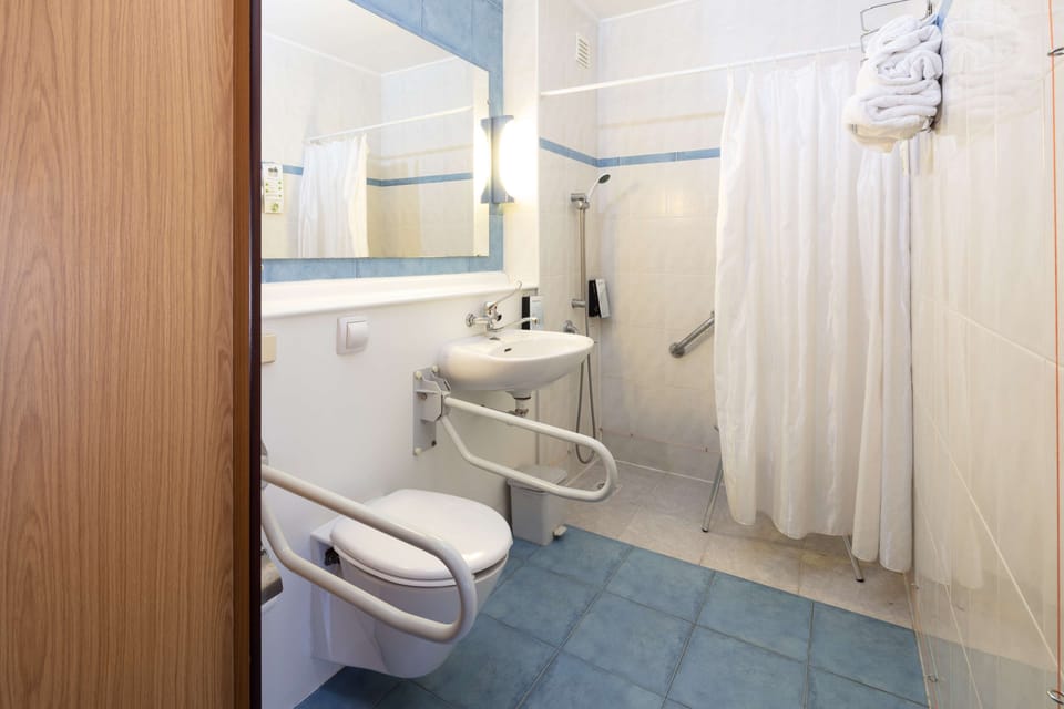 Combined shower/tub, eco-friendly toiletries, hair dryer, towels