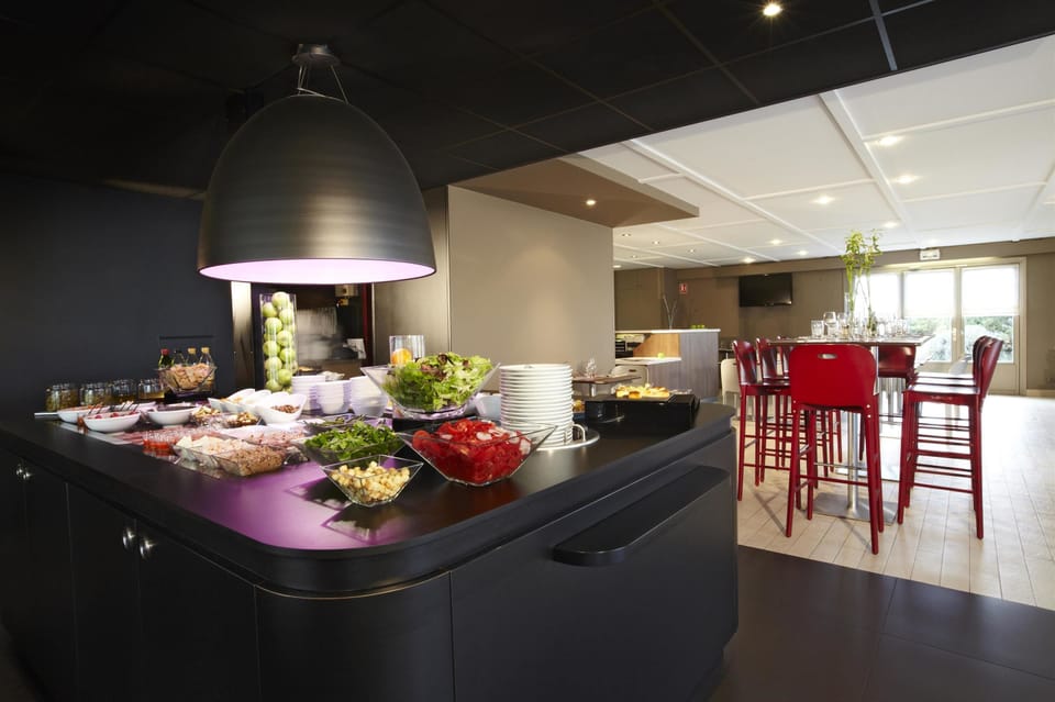 Breakfast, lunch, dinner served; French cuisine 