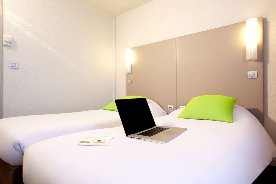 Standard Room, 2 Twin Beds | Individually decorated, individually furnished, desk, iron/ironing board