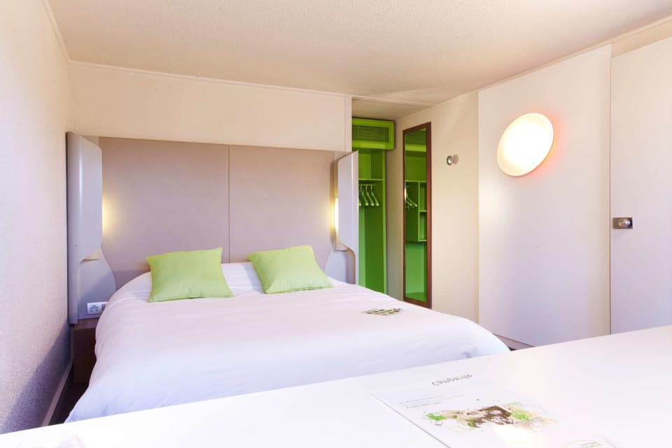 Standard Room, 1 Double Bed | Individually decorated, individually furnished, desk, iron/ironing board