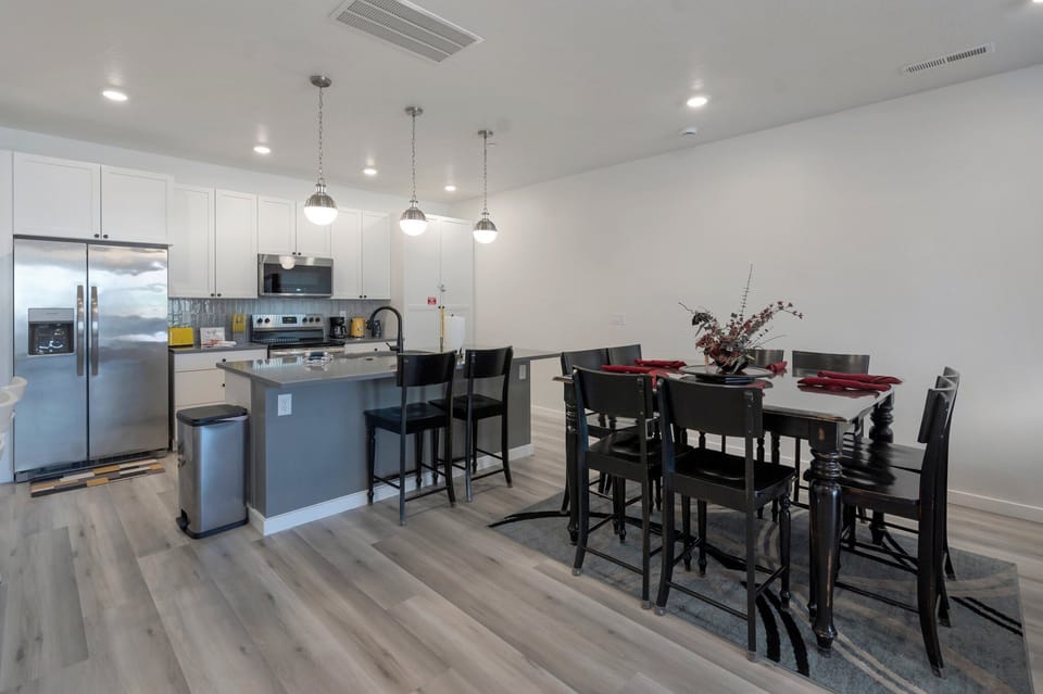 Deluxe Townhome, Kitchen, Desert View | Living area