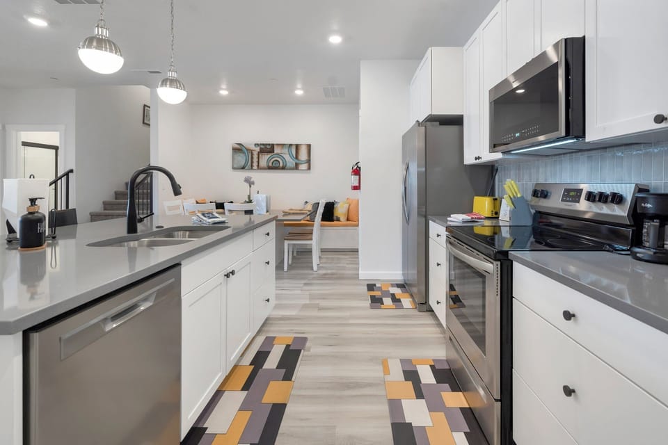 Deluxe Townhome, Kitchen, Desert View | Private kitchen