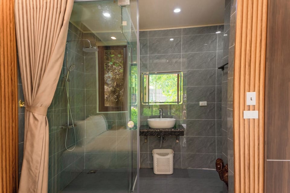 Deluxe Double Room, Balcony, River View | Bathroom | Shower, rainfall showerhead, free toiletries, hair dryer