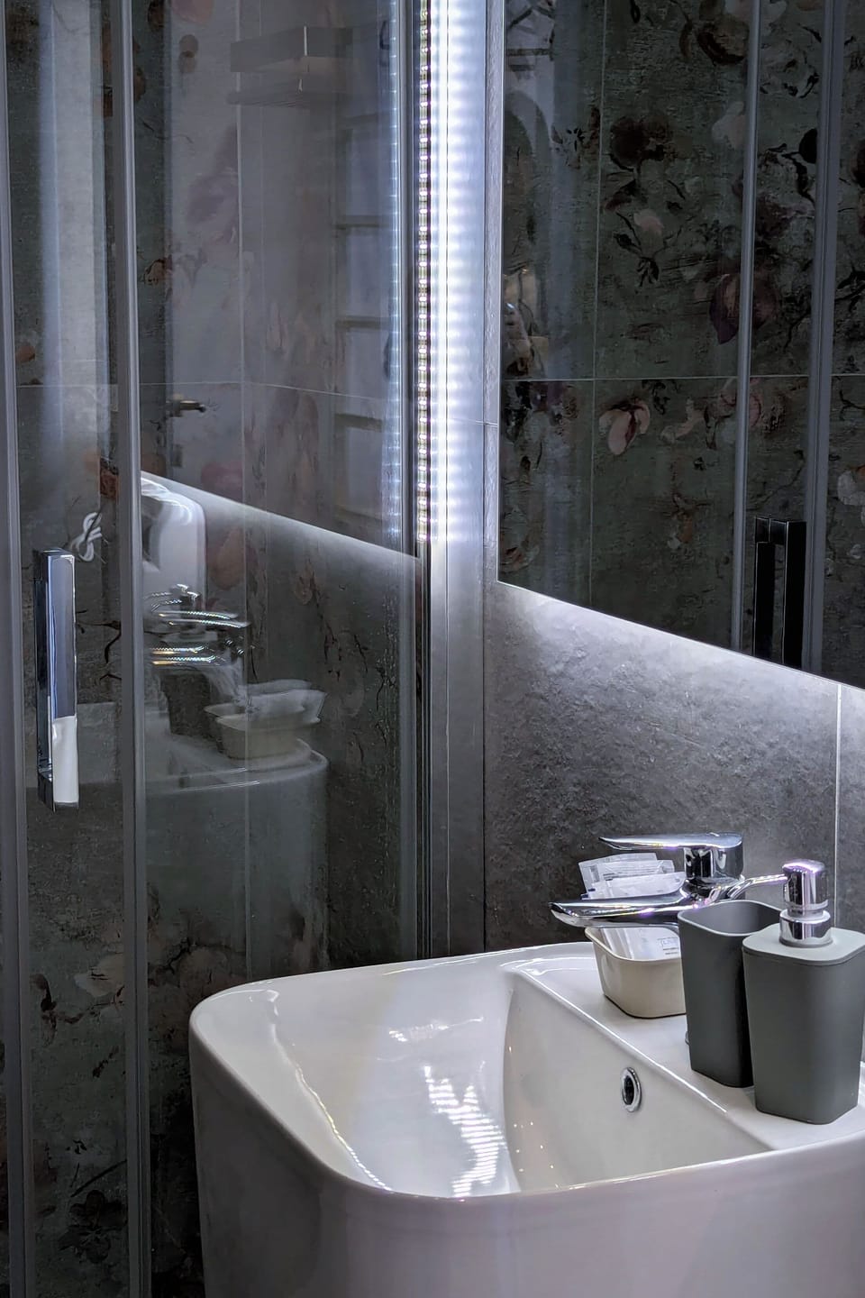 Superior Room, Balcony, Courtyard View | Bathroom | Shower, hair dryer, bidet, towels