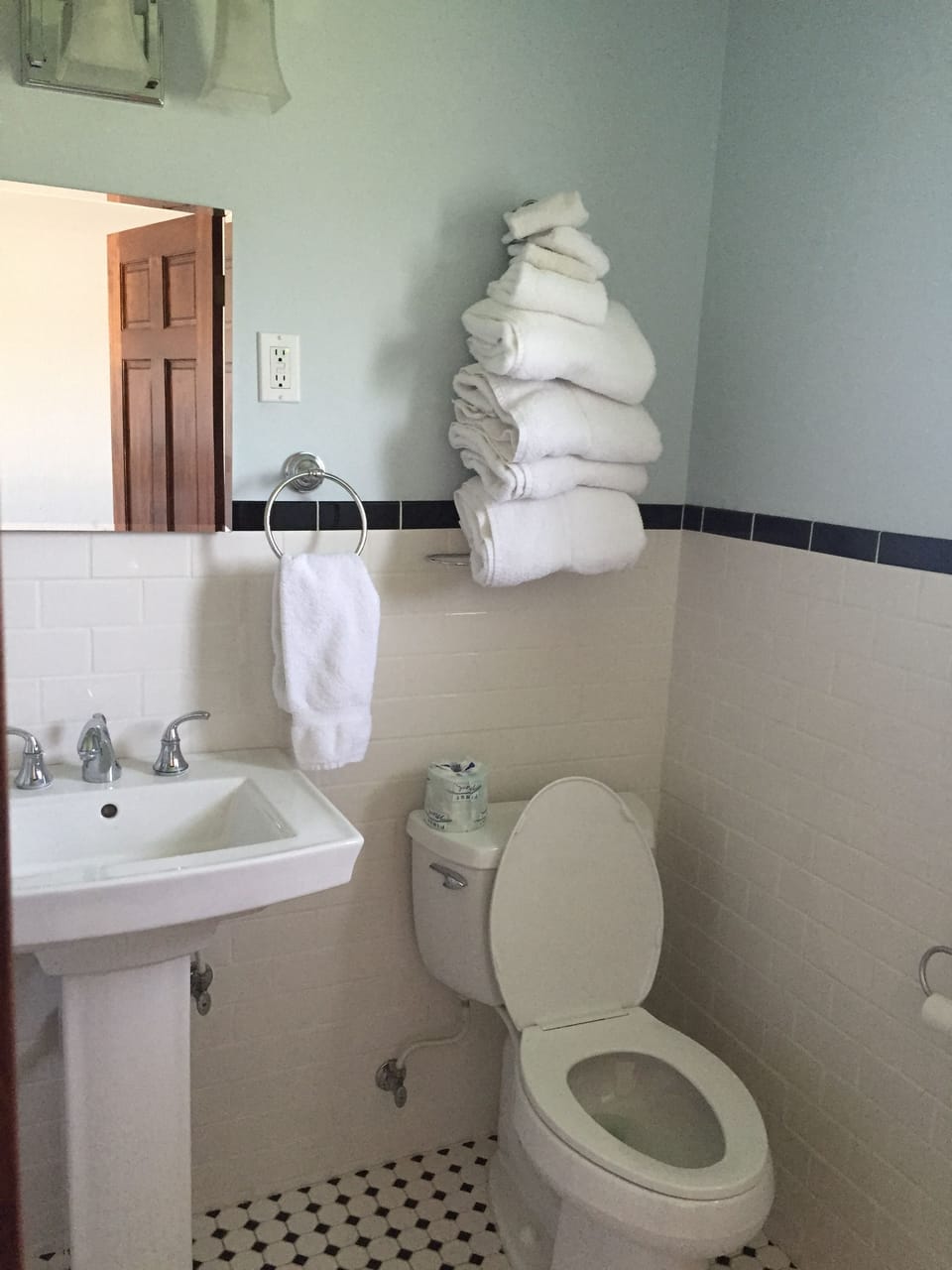 Classic Room, 1 King Bed | Desk, free WiFi, bed sheets