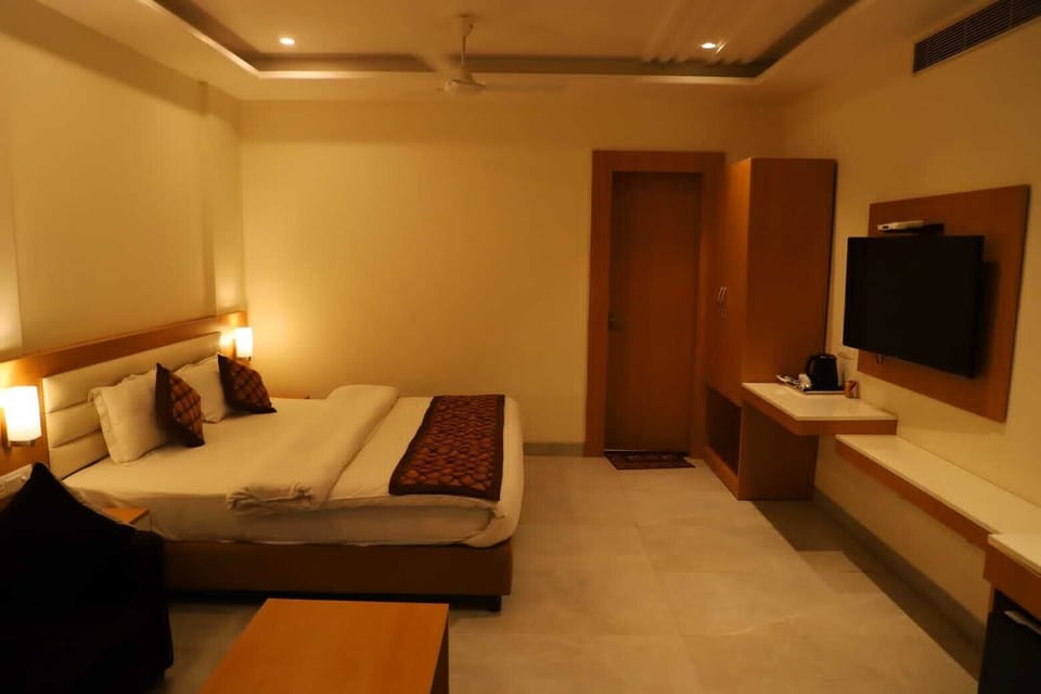 Deluxe Double Room | Desk