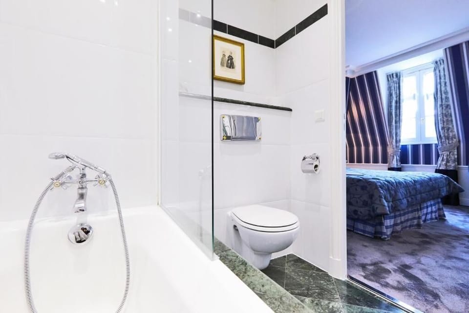 Combined shower/tub, designer toiletries, hair dryer, towels