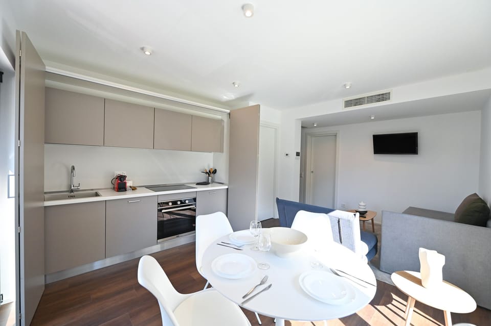 Apartment, 1 Bedroom, City View | Dining room