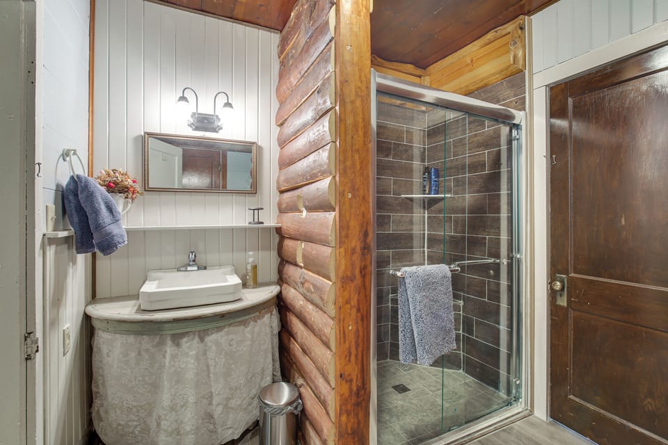 Hot Tub & Creek Views: Secluded Perryville Cabin Cottage in Missouri