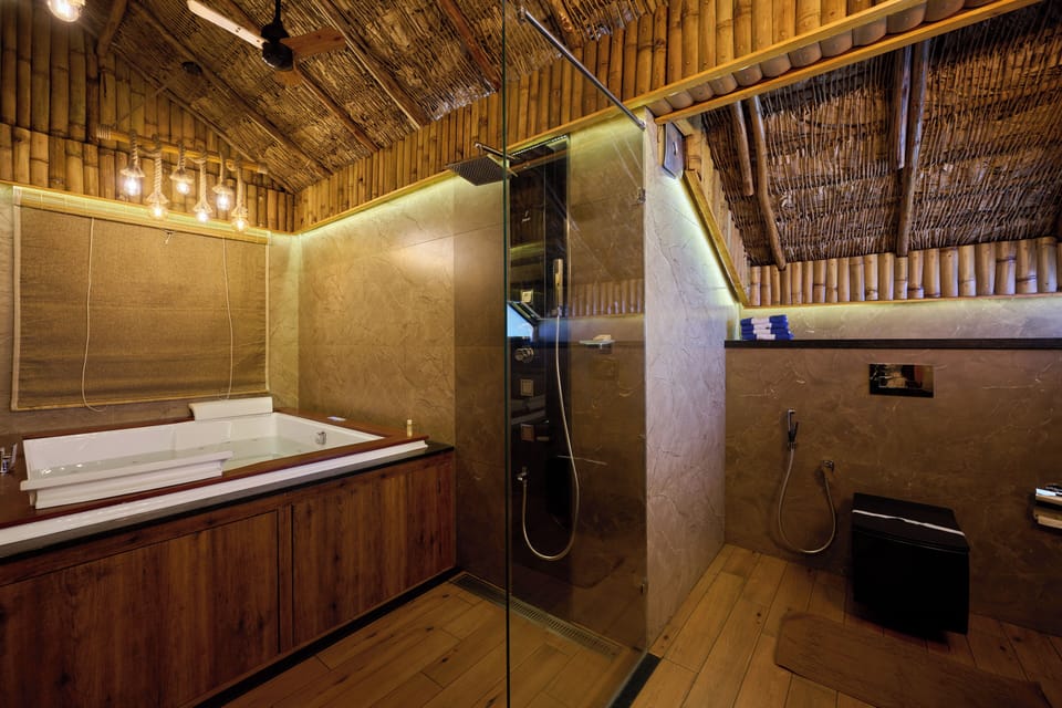 Luxury Cottage | In-room safe, desk, laptop workspace, blackout drapes