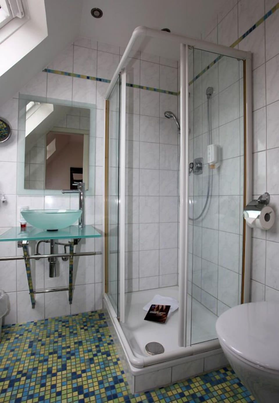 Standard Single Room | Bathroom | Shower, free toiletries, towels