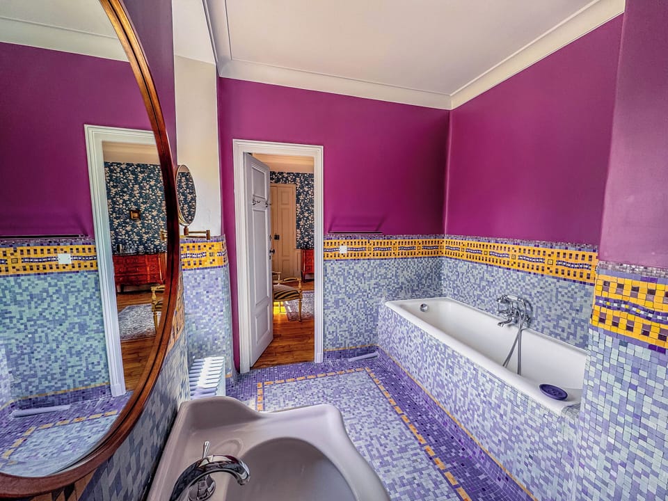 La Princesse | Bathroom | Hair dryer, towels, soap, shampoo