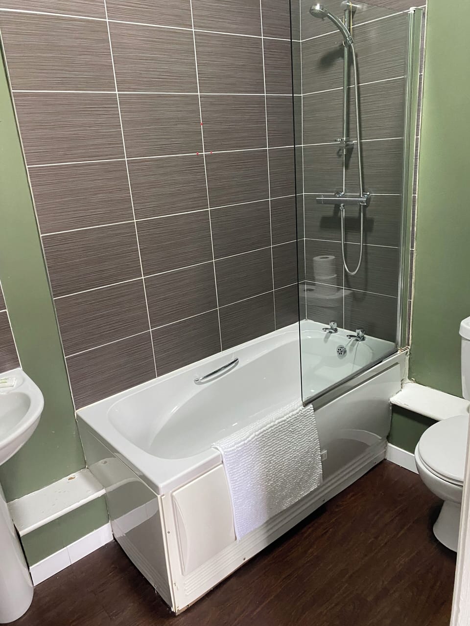 Standard Triple Room | Bathroom | Combined shower/tub, towels, toilet paper