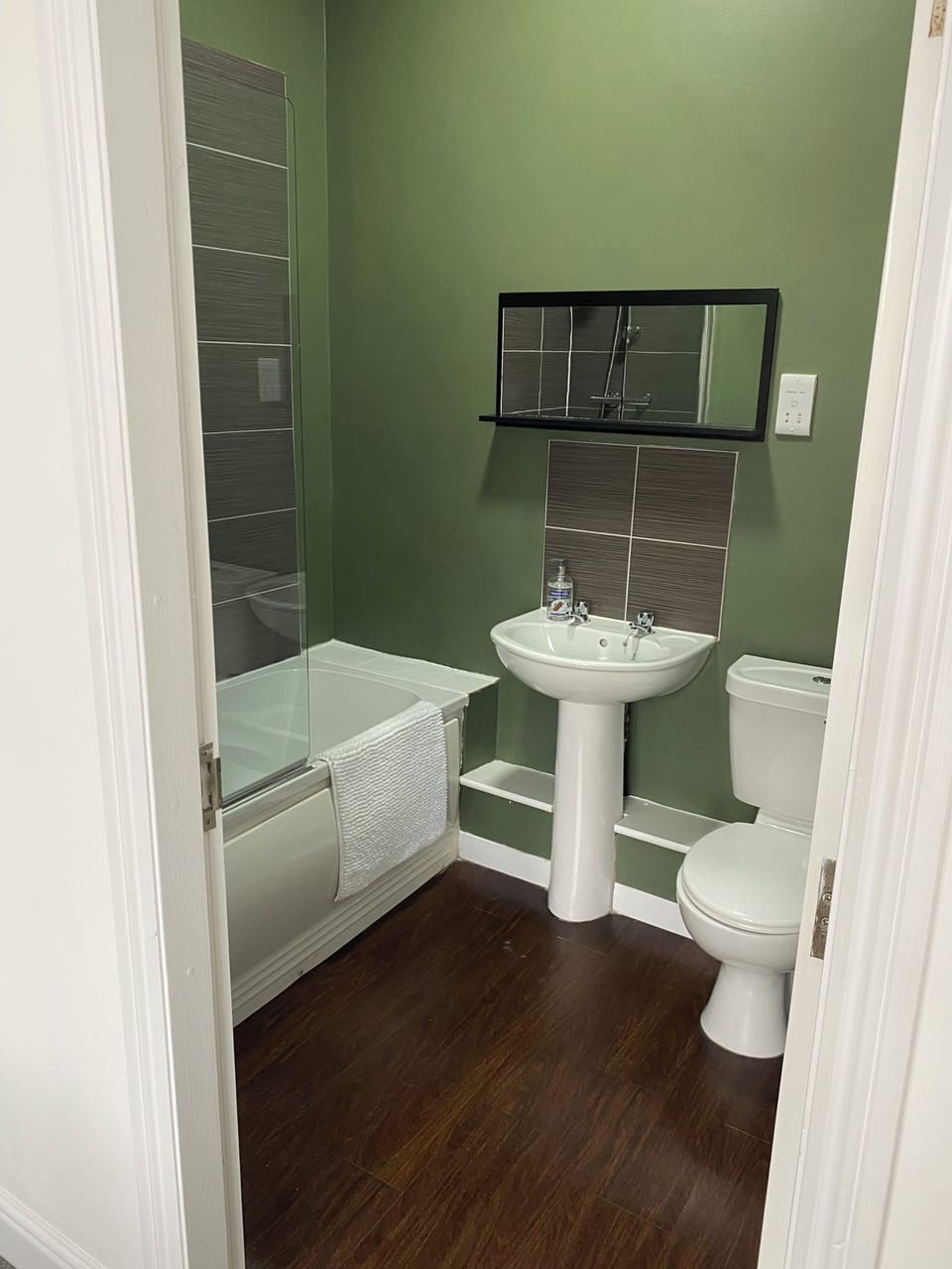 Standard Double Room | Bathroom | Combined shower/tub, towels, toilet paper