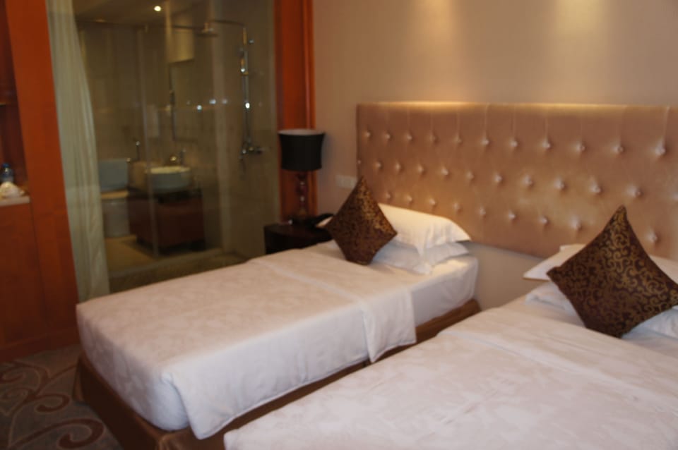 Twin Room | Premium bedding, down comforters, Select Comfort beds, minibar