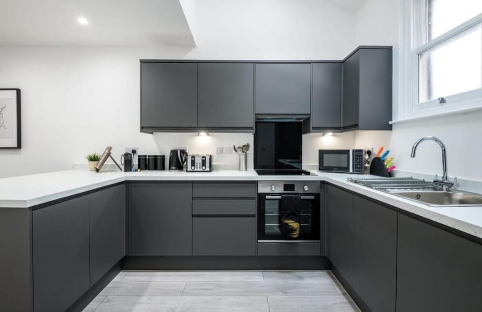 House, 4 Bedrooms | Private kitchen | Electric kettle