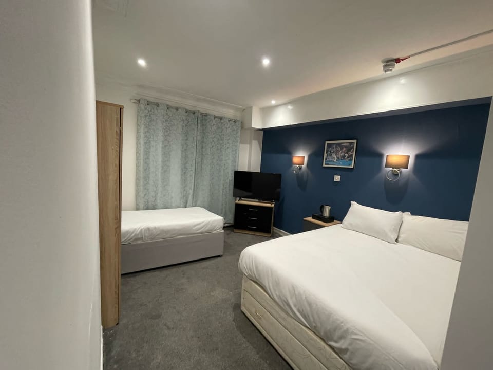 Basic Triple Room | Iron/ironing board, free WiFi