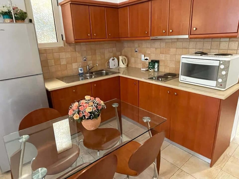 Basic Room, Pool View | Private kitchen | Electric kettle, toaster