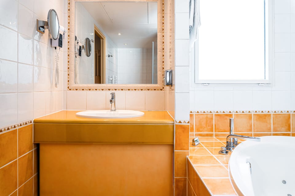 Deluxe Room | Bathroom | Free toiletries, hair dryer, towels