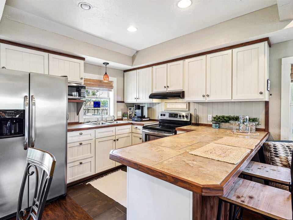 House, 2 Bedrooms | Private kitchen | Fridge, oven, stovetop, coffee/tea maker