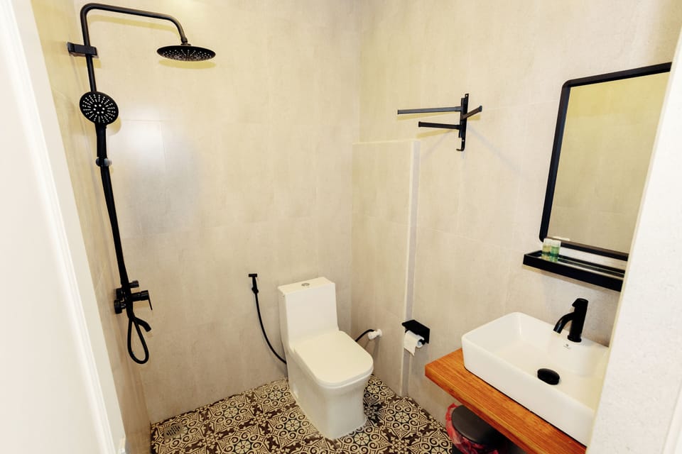Shower, free toiletries, hair dryer, bidet