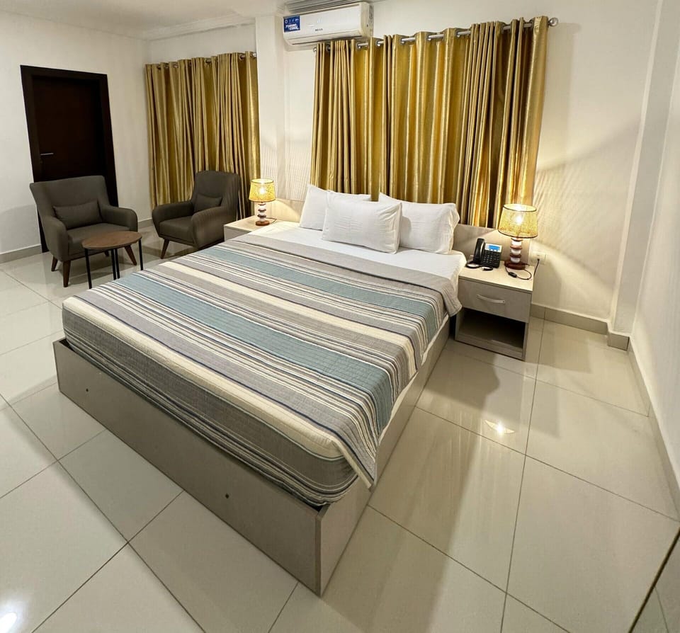 Double Room | In-room safe, desk, laptop workspace, WiFi (free)