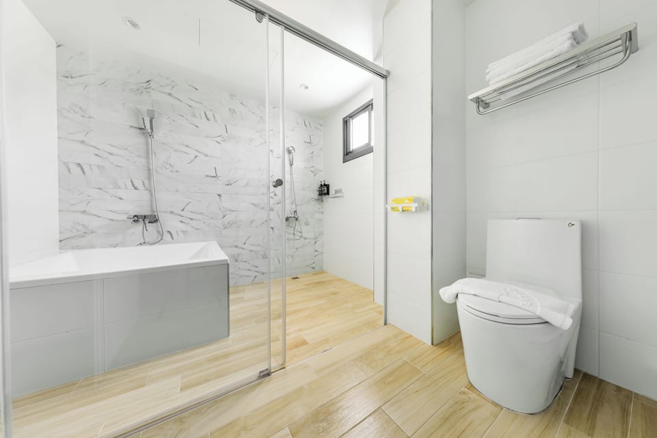 Deluxe Double Room with Bathtub | Bathroom | Hair dryer, slippers, towels, shampoo