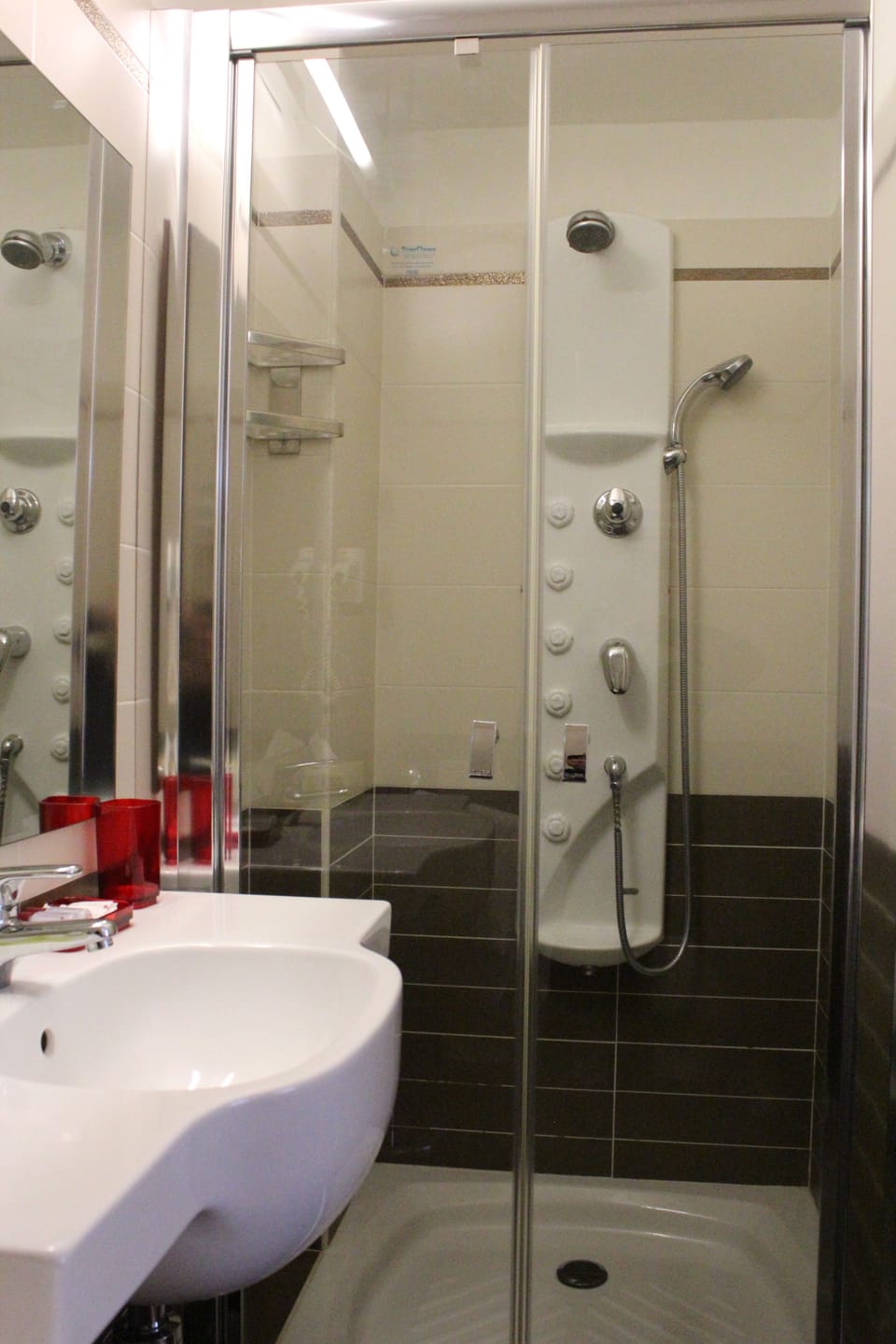 Combined shower/tub, free toiletries, hair dryer, bidet
