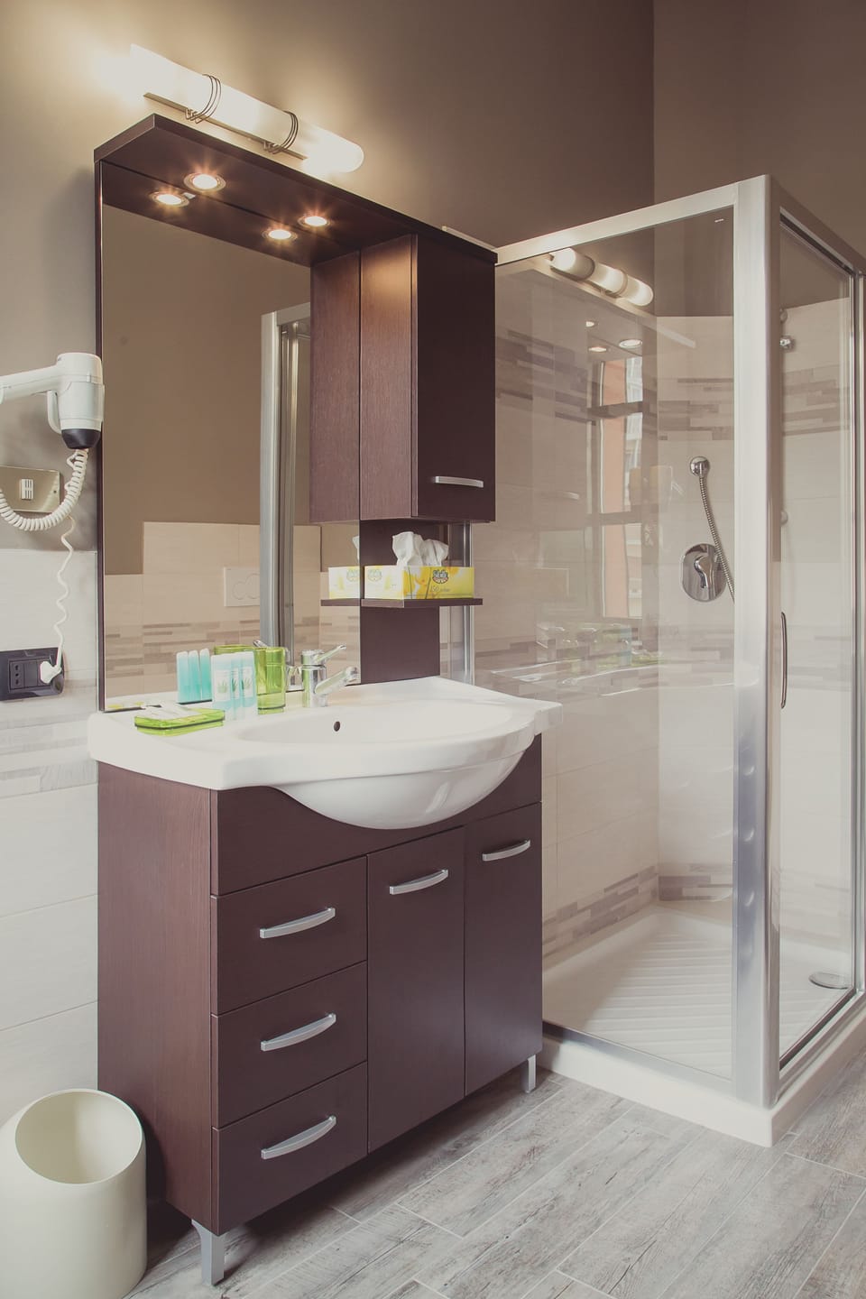 Triple Room | Bathroom | Combined shower/tub, free toiletries, hair dryer, bidet