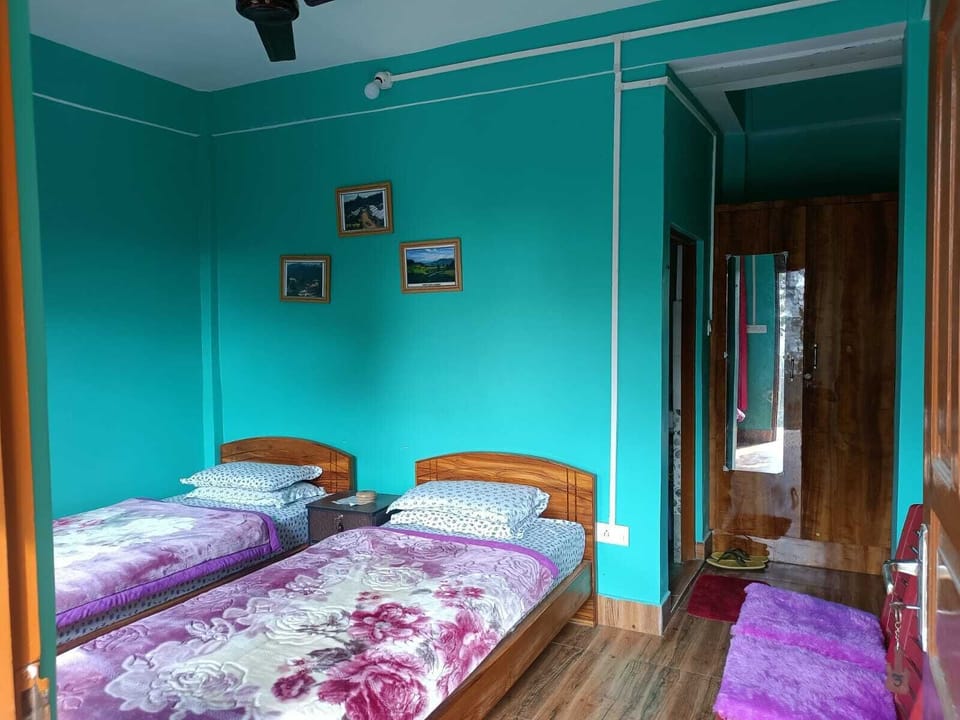 Deluxe Room, 2 Twin Beds, Smoking | Free WiFi, bed sheets