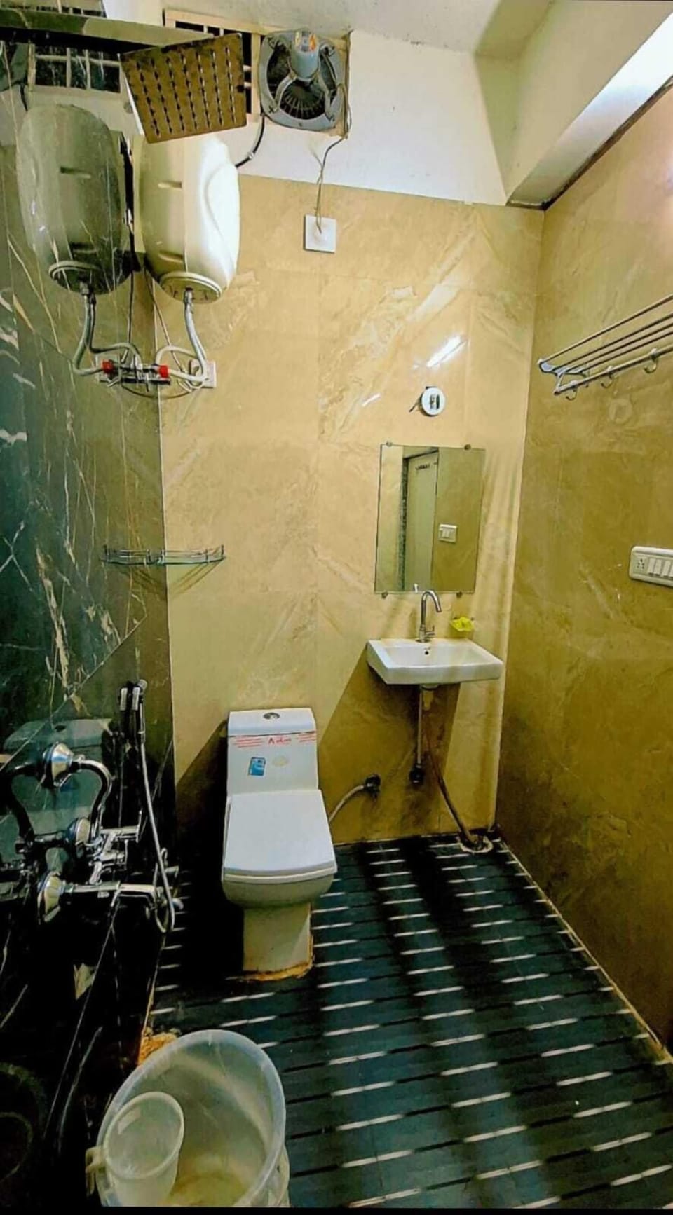Deluxe Double Room, City View | Bathroom | Combined shower/tub, towels