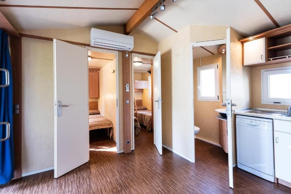 2 bedrooms, in-room safe, bed sheets