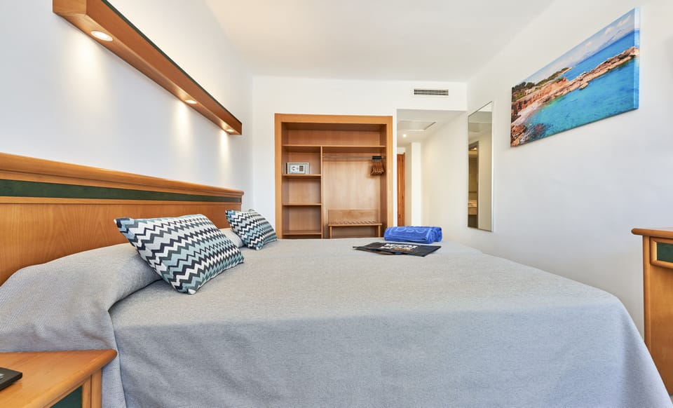 In-room safe, blackout drapes, free WiFi