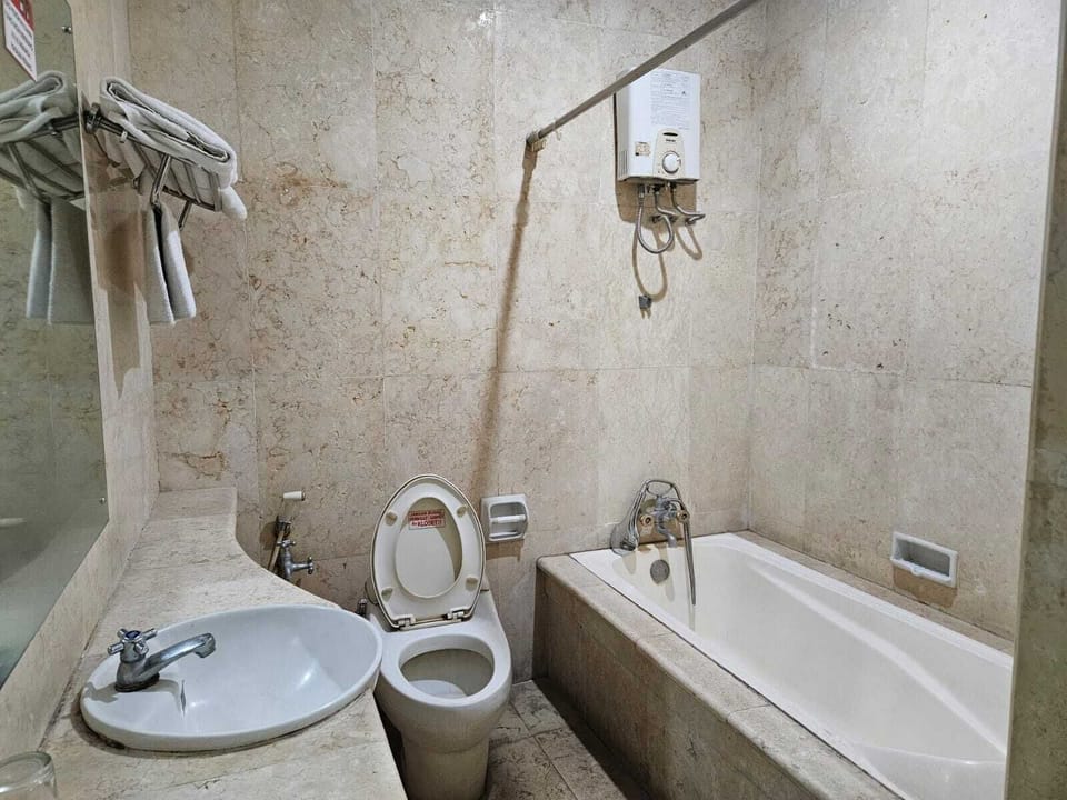 Deluxe Twin Room | Bathroom | Free toiletries, bidet, towels, soap