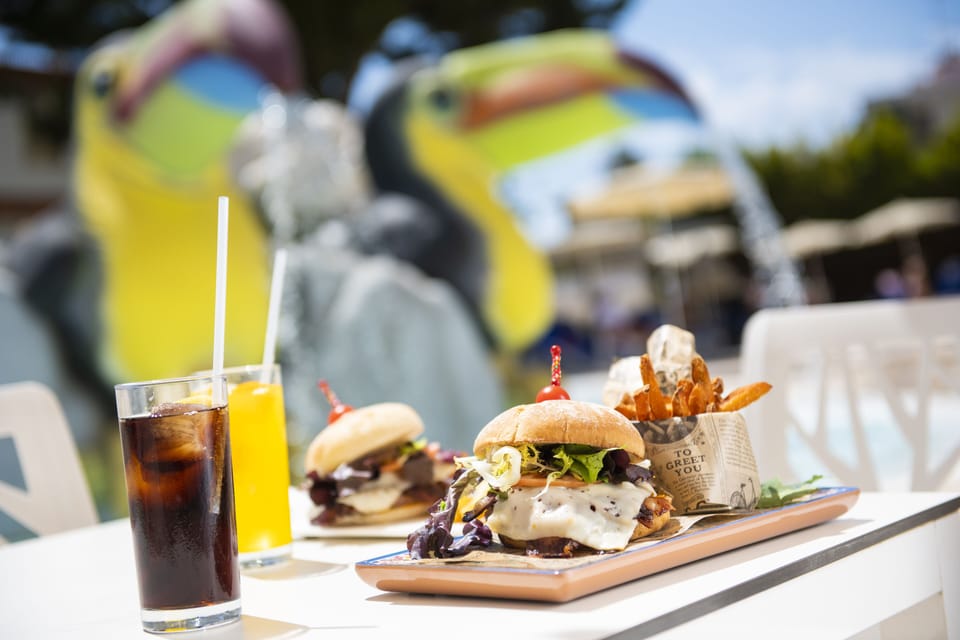 2 restaurants; breakfast, lunch, and dinner served