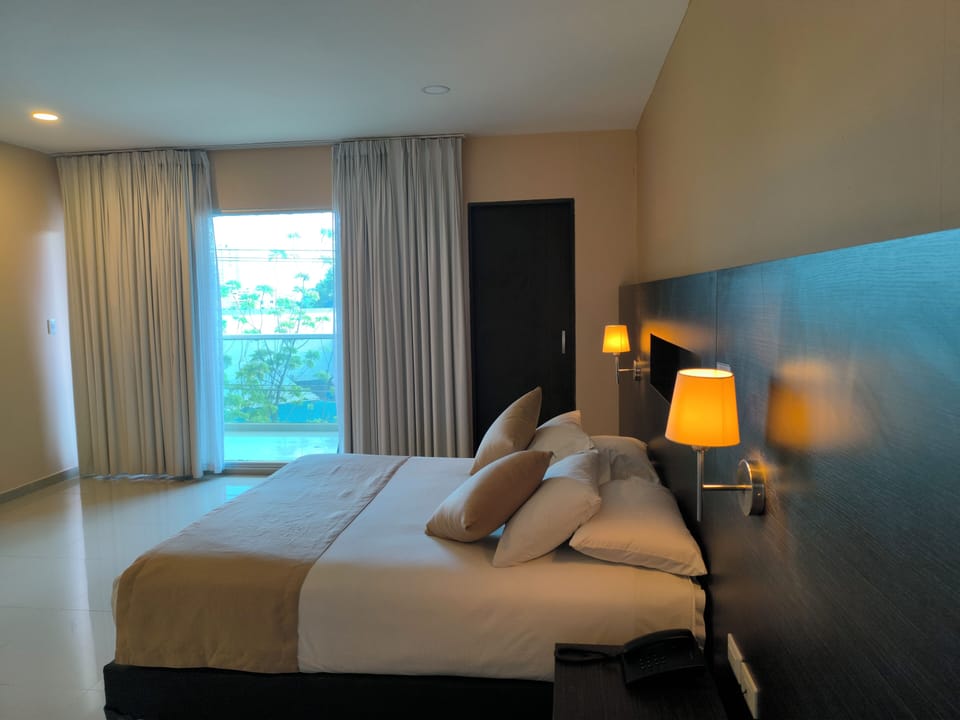 Premium Single Room | In-room safe, laptop workspace, iron/ironing board, WiFi (free)