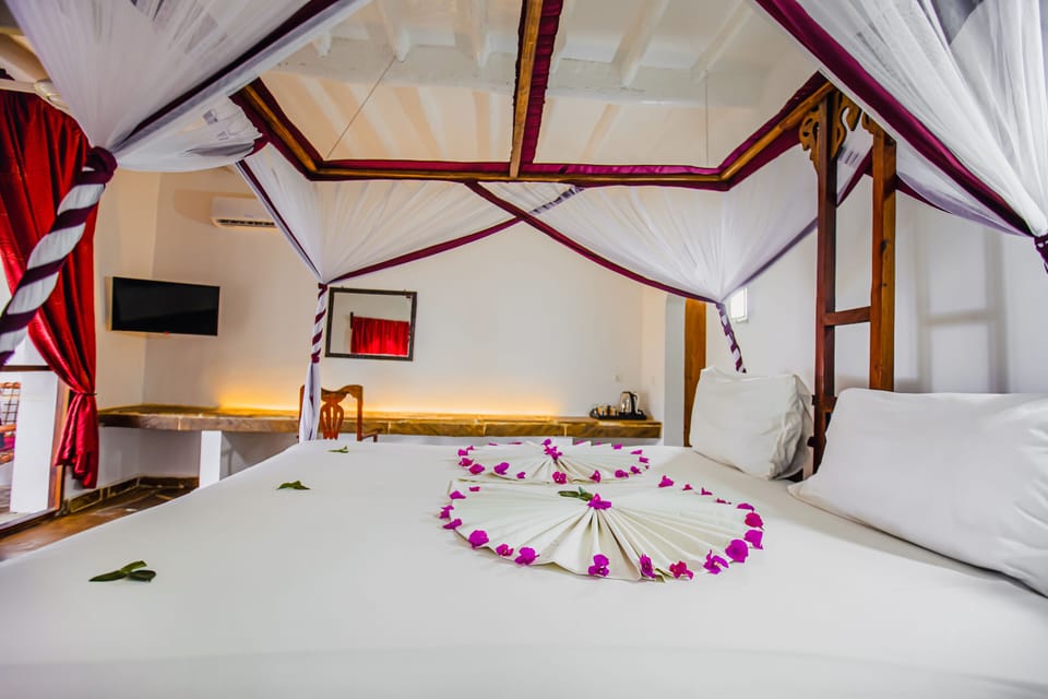 Bungalow | Minibar, in-room safe, desk, free WiFi