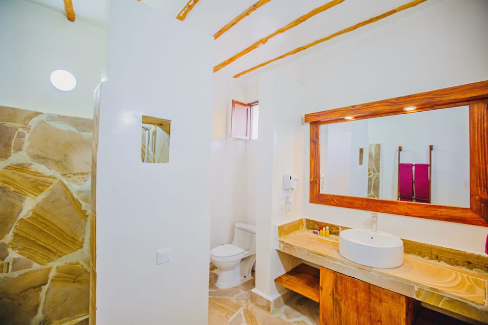 Classic Room | Bathroom | Free toiletries, hair dryer, towels
