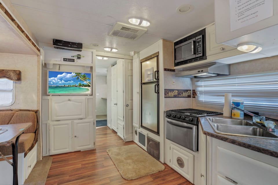 Big Spacious camper | Private kitchen | Full-size fridge, microwave, oven, stovetop