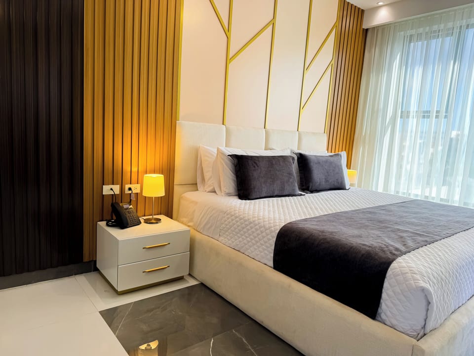 Junior Suite | Minibar, in-room safe, iron/ironing board, WiFi (free)