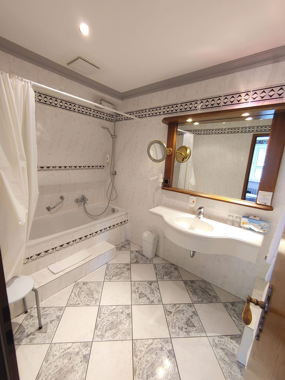 Comfort Triple Room | Deep soaking bathtub