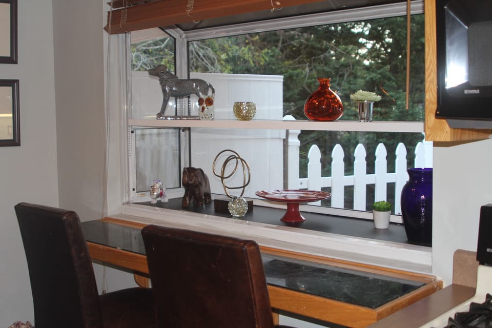 Exclusive Studio Suite, Kitchen, Mountain View | Private kitchen | Fridge, microwave, coffee/tea maker, freezer