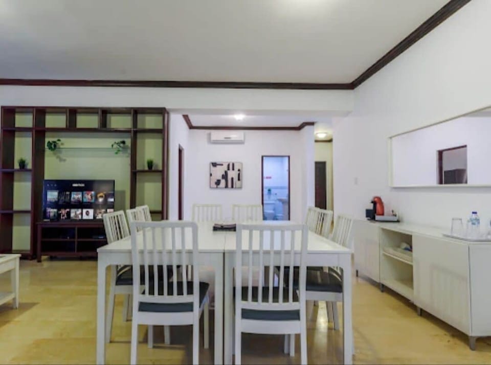 Standard Apartment, 3 Bedrooms, City View | In-room dining
