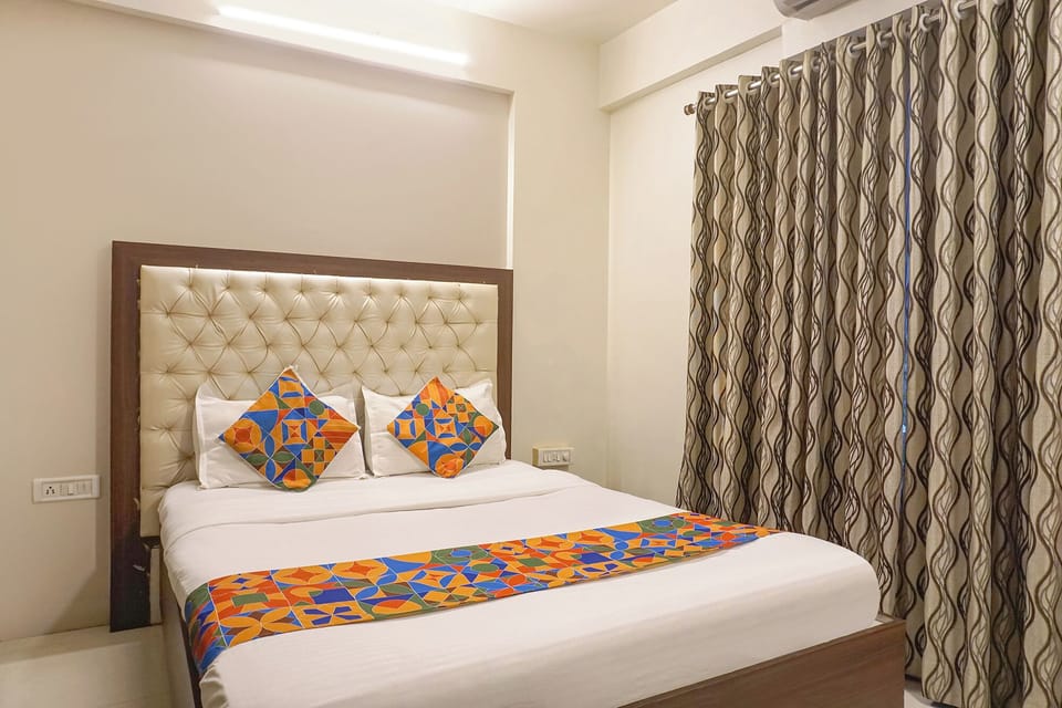 Deluxe Room | Egyptian cotton sheets, premium bedding, in-room safe