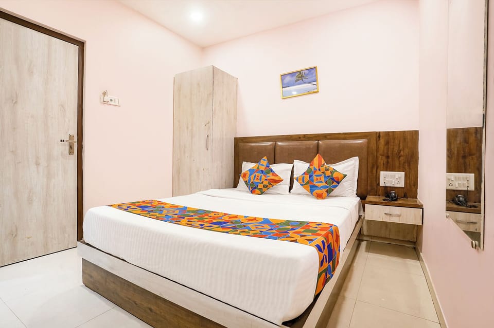 Deluxe Room | Egyptian cotton sheets, premium bedding, in-room safe, soundproofing