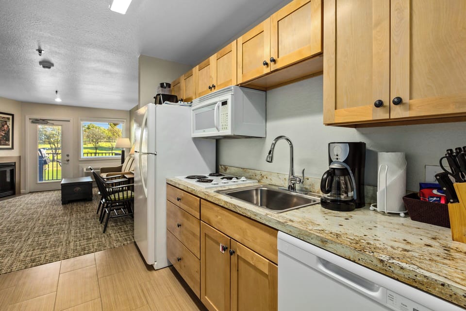 Standard Studio, Non Smoking, Kitchenette | Shared kitchen | Fridge, microwave, coffee/tea maker
