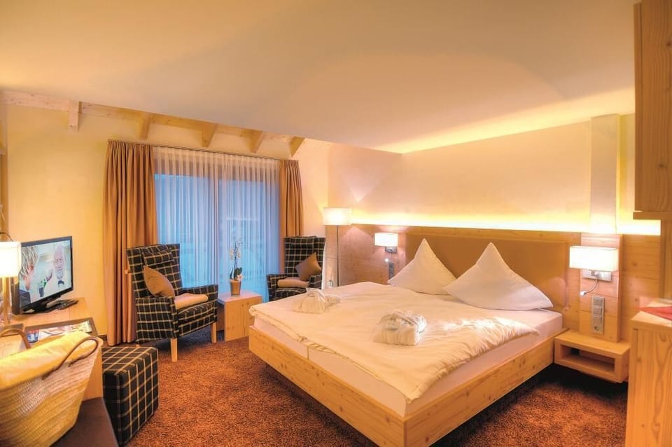Premium bedding, minibar, in-room safe, desk